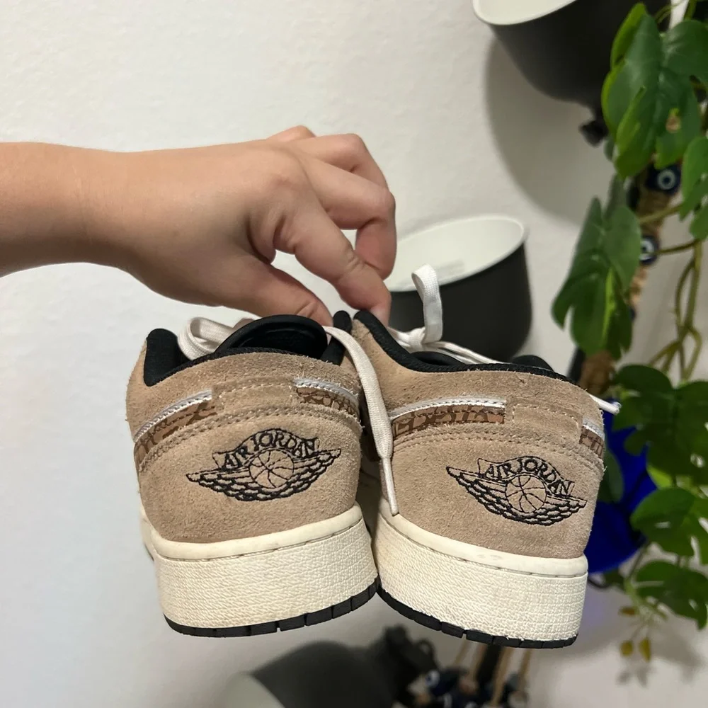NIKE JORDAN 1 Low SE Brown Elephant Sneakers - Picture 3 of 16
